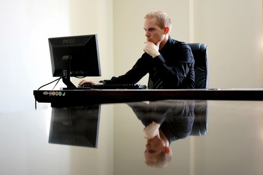 hombre de negocios frente a pantalla de ordenador
